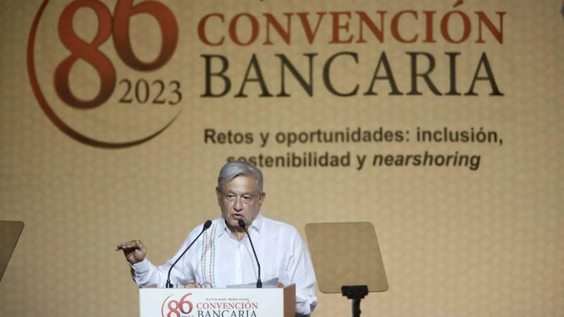 AMLO refrenda su compromiso para no cambiar reglas para operación de bancos